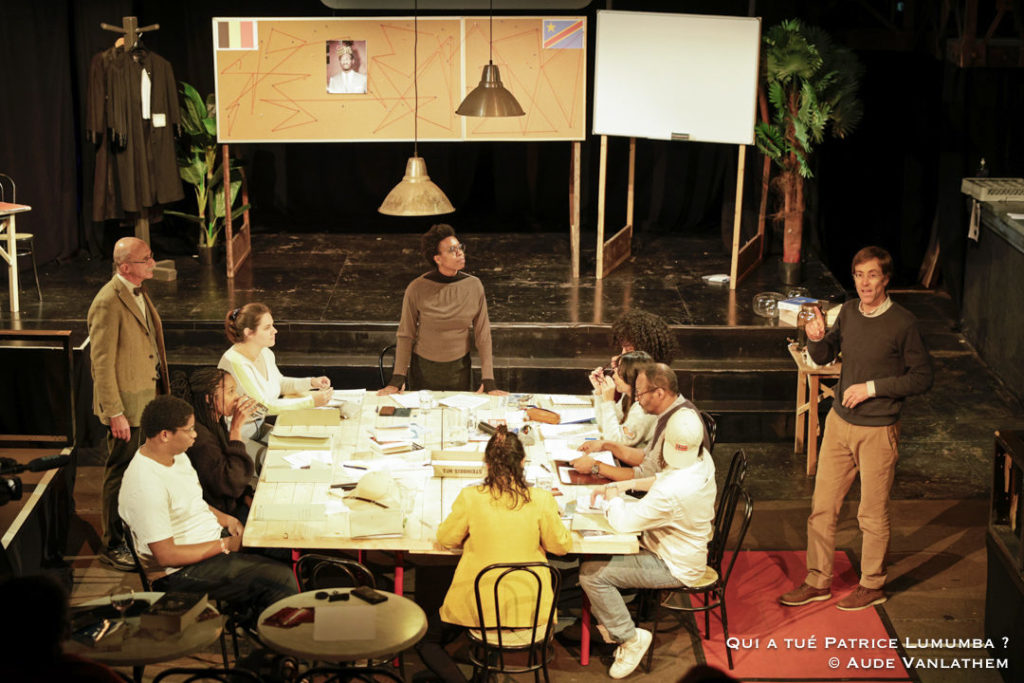Qui a tué Patrice Lumumba ? Une création de la Clinique juridique Rosa Parks pour les droits humains et du Magic land théâtre Avec le soutien du Fonds recherche-création de l’UCLouvain culture Qui a tué Patrice Lumumba ? est une pièce de théâtre qui met en scène un jury d’assises fictif chargé de faire le point sur les responsabilités dans l’assassinat de Patrice Lumumba. Et aborder cette question juridique est une opportunité pour raconter et questionner l’Histoire coloniale de la Belgique au Congo. C’est un projet artistique et pédagogique qui s’inscrit au cœur du travail de la Clinique juridique Rosa Parks pour les droits humains. Ce sont ainsi les étudiant·es de Master en droit de l’UCLouvain qui ont réalisé les recherches nécessaires à l’écriture du texte théâtral et ce sont eux et elles qui assurent en partie la promotion du spectacle. Pour ce faire, ils et elles sont allé.e.s à la rencontre des chercheur·ses et spécialistes des différents domaines : historien·nes, juristes, spécialistes des relations Belgique- RDC, économistes… ainsi que les différentes associations qui œuvrent en matière de décolonisation. Le texte a ensuite été écrit par Claire-Marie Lievens. L’objet final est un spectacle d’une heure trente sous forme d’un jury d’assises ; le ton est réaliste, concret et parfois teinté d’humour. Il s ‘agit donc d’un spectacle tout public (et d’utilité publique !), compréhensible par toutes et tous. La richesse des dialogues humains entre douze personnes d’horizons différents permet en effet d’aborder l’histoire coloniale (et l’assassinat de Patrice Lumumba) en faisant apparaitre une multiplicité de points de vue, et d’œuvrer par là même pour une société plus égalitaire, moins discriminante, plus juste. Connaître son Histoire pour ne pas répéter les erreurs du passé, Comprendre et avancer, pour que demain soit plus juste, plus lumineux.