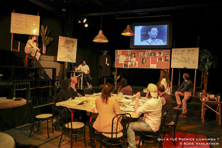 Qui a tué Patrice Lumumba ? Une création de la Clinique juridique Rosa Parks pour les droits humains et du Magic land théâtre Avec le soutien du Fonds recherche-création de l’UCLouvain culture Qui a tué Patrice Lumumba ? est une pièce de théâtre qui met en scène un jury d’assises fictif chargé de faire le point sur les responsabilités dans l’assassinat de Patrice Lumumba. Et aborder cette question juridique est une opportunité pour raconter et questionner l’Histoire coloniale de la Belgique au Congo. C’est un projet artistique et pédagogique qui s’inscrit au cœur du travail de la Clinique juridique Rosa Parks pour les droits humains. Ce sont ainsi les étudiant·es de Master en droit de l’UCLouvain qui ont réalisé les recherches nécessaires à l’écriture du texte théâtral et ce sont eux et elles qui assurent en partie la promotion du spectacle. Pour ce faire, ils et elles sont allé.e.s à la rencontre des chercheur·ses et spécialistes des différents domaines : historien·nes, juristes, spécialistes des relations Belgique- RDC, économistes… ainsi que les différentes associations qui œuvrent en matière de décolonisation. Le texte a ensuite été écrit par Claire-Marie Lievens. L’objet final est un spectacle d’une heure trente sous forme d’un jury d’assises ; le ton est réaliste, concret et parfois teinté d’humour. Il s ‘agit donc d’un spectacle tout public (et d’utilité publique !), compréhensible par toutes et tous. La richesse des dialogues humains entre douze personnes d’horizons différents permet en effet d’aborder l’histoire coloniale (et l’assassinat de Patrice Lumumba) en faisant apparaitre une multiplicité de points de vue, et d’œuvrer par là même pour une société plus égalitaire, moins discriminante, plus juste. Connaître son Histoire pour ne pas répéter les erreurs du passé, Comprendre et avancer, pour que demain soit plus juste, plus lumineux.